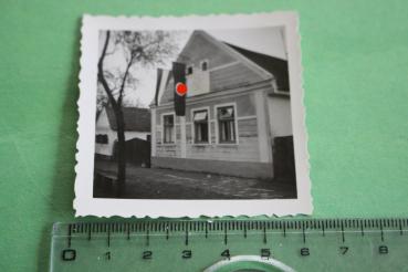 Haus geschmückt mit Hakenkreuzfahne